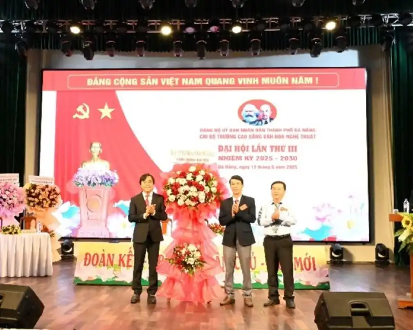 Đ/c Tô Văn Hùng, Thành ủy viên, Phó Bí thư Đảng ủy  UBND thành phố tặng hoa chúc mừng Đại hội 